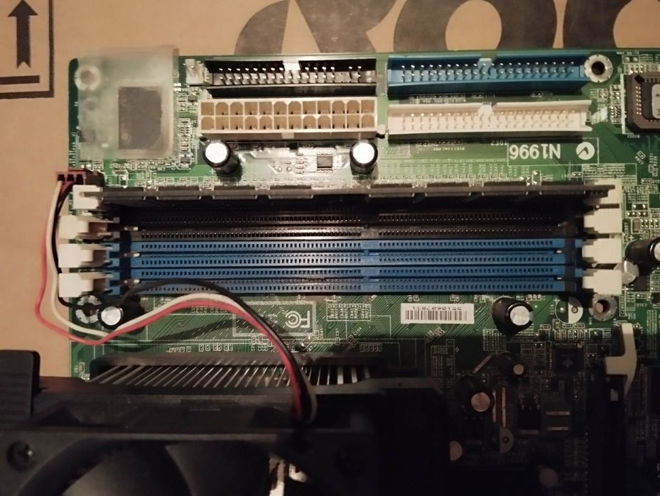 Дънна платка с процесор и 1 GB RAM