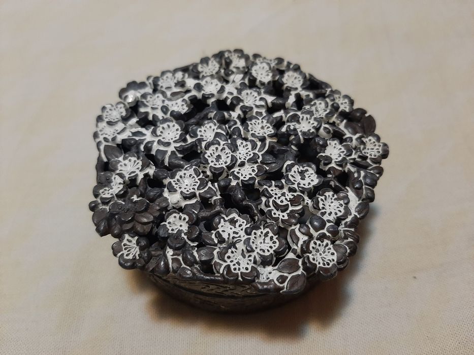 Cutii de bijuterii din jad, ceramica și os