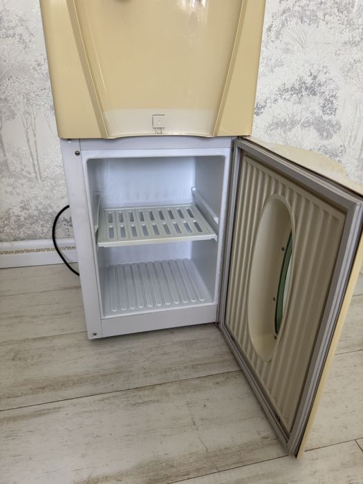 Кулер для воды рабочий