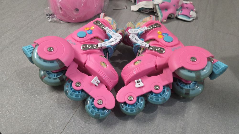 Role copii cu lumini LED si set complet protectie (roz, fete) XS