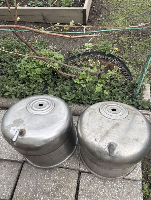 Продам два бака.