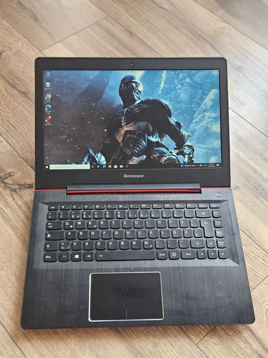 Laptop de gaming Intel i7 8GB SSD 256GB 2 placi video 14 inch fullhd, taste iluminate, Lenovo rosu stare foarte bună jocuri