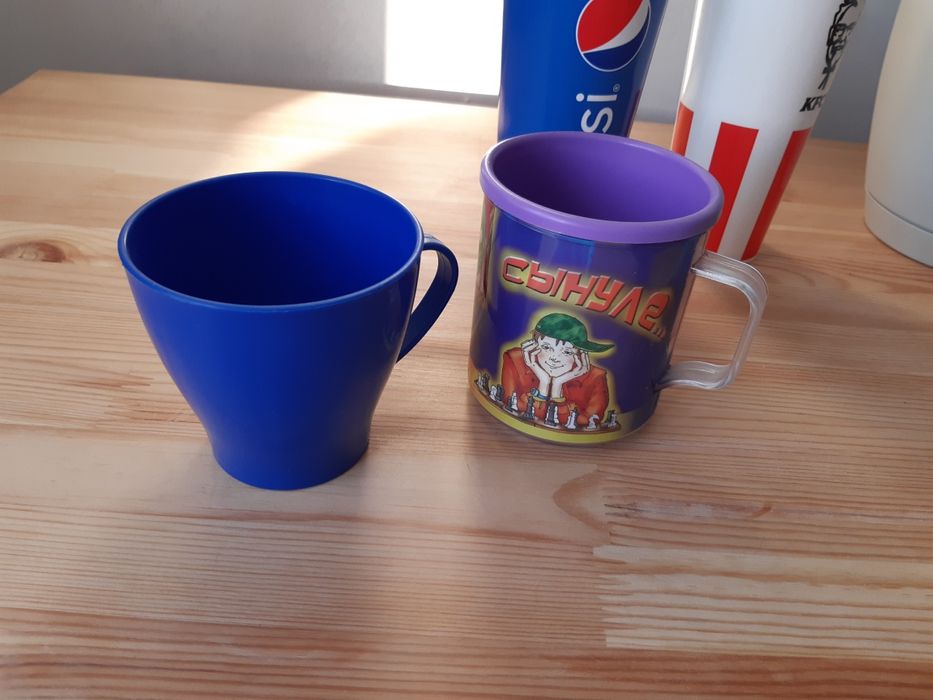продам 2 кружки и контейнер