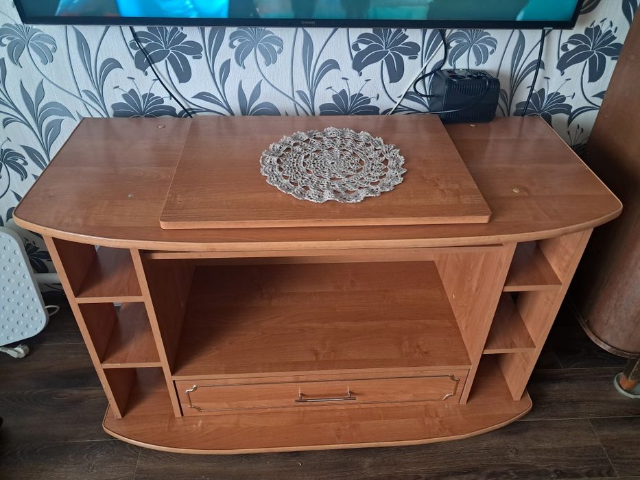 Продам угловой диван,тумба под телевизор, сервант