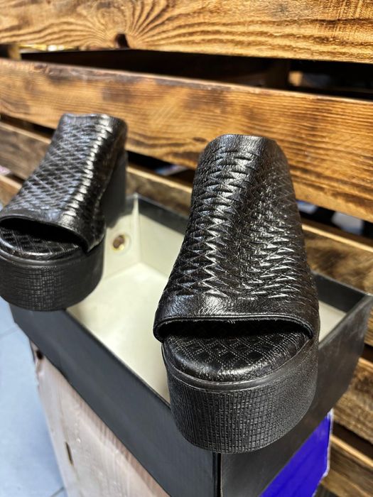 Шлепанцы на платформе!