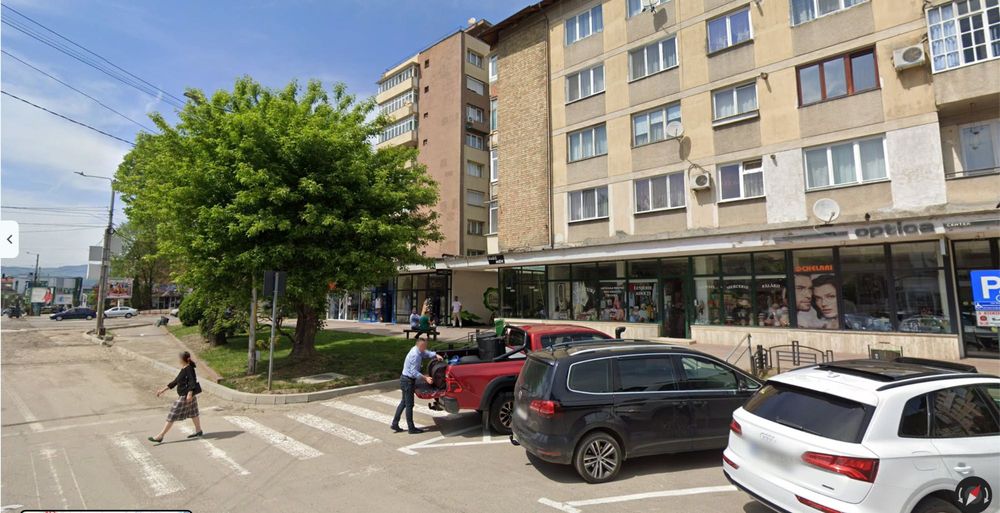 PROPRIETAR inchiriez Spatiu Comercial ULTRA CENTRAL Vitrina Piatra-Neamt p-ța Mihail Kogalniceanu zona muzeu istorie