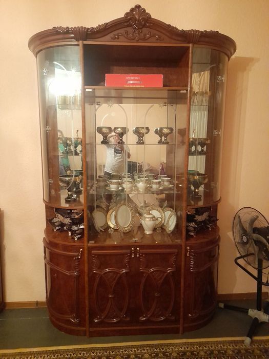 Спальный набор( кровать, камод, горка, шкаф, стольный набор)