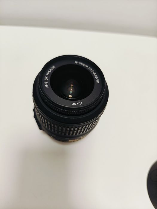 Obiectiv Nikkon 18-55mm 3.5-5.6 DX cu parasolar