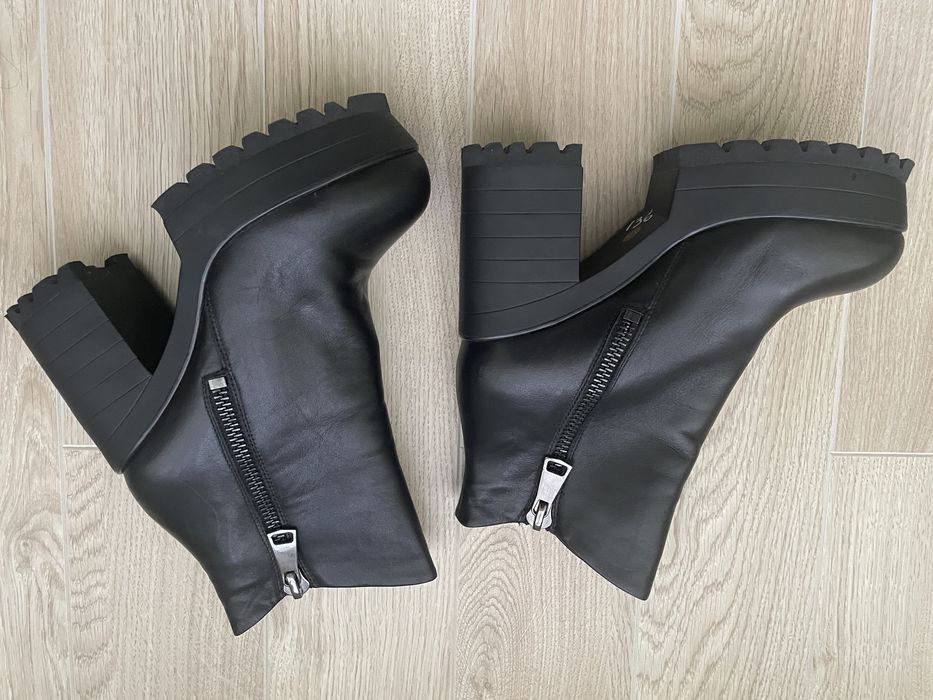 Продам женские ботинки