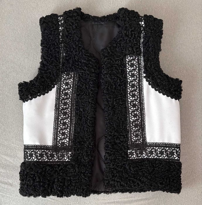 Costum popular autentic pentru fetiță, lucrat manual, achizitionat de la un artist popular din zona Bucovinei.