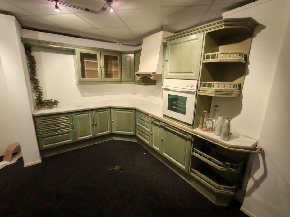 Често нова ъглова дъбова кухня с уреди