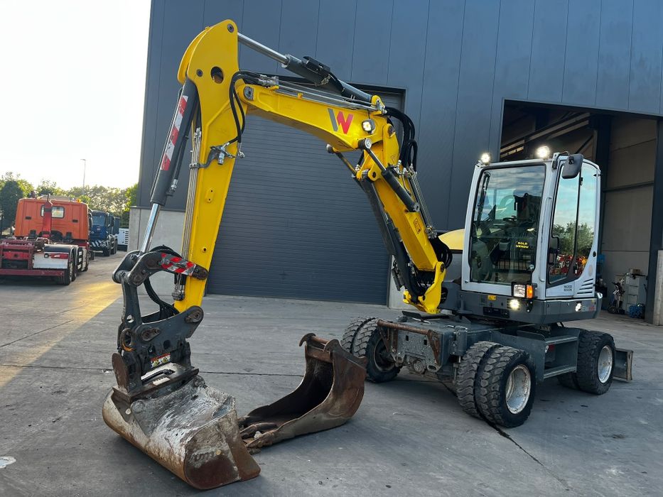 Excavator pe roti cu powertilt