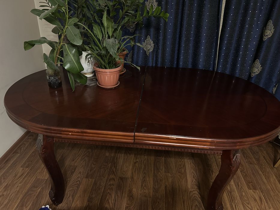 Деревянный стол.