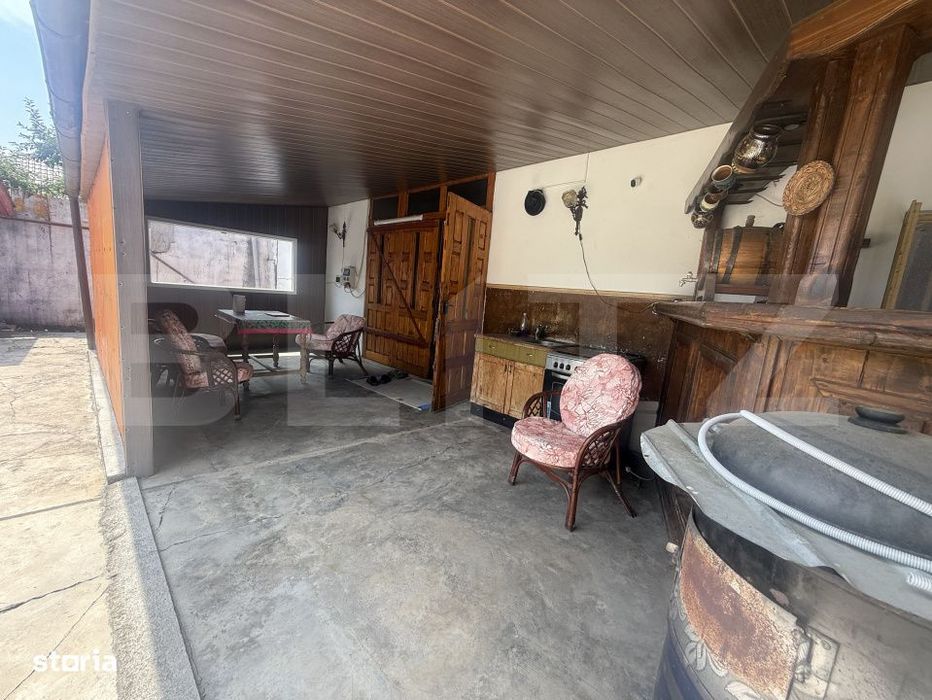 Casa spatioasa, 294 mp, 1.692 mp teren, garaj, terasa si gradina – V