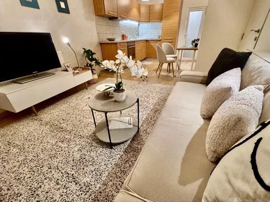 Дава се под наем Двустаен апартамент в София, Оборище - 65 кв.м за 747.66 € - Снимка #1