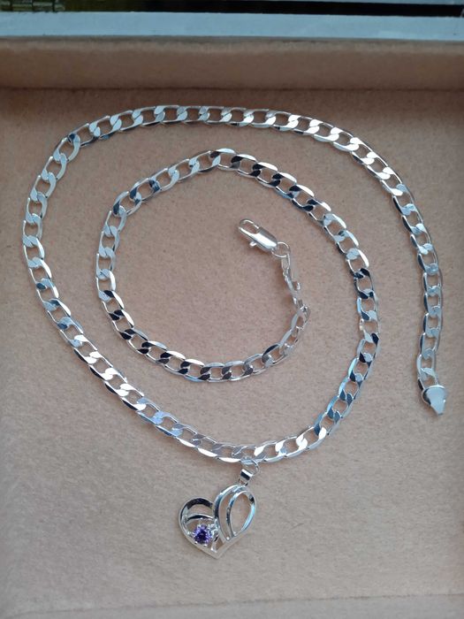 Ново, масивно дамско, сребърно колие с масивно сърце. В кутия.