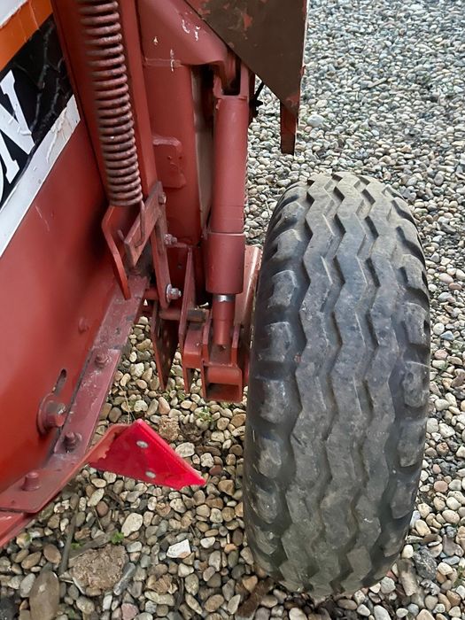 Presa de baloti rotunzi balotiera Fiatagri Hesston 5640 mica de deal recent adusa