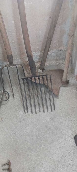 Мотики 2 броя Вилачи 2 броя