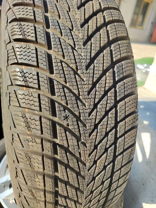 4 бр зимни 215/60/16 Goodyear Дот 25г
