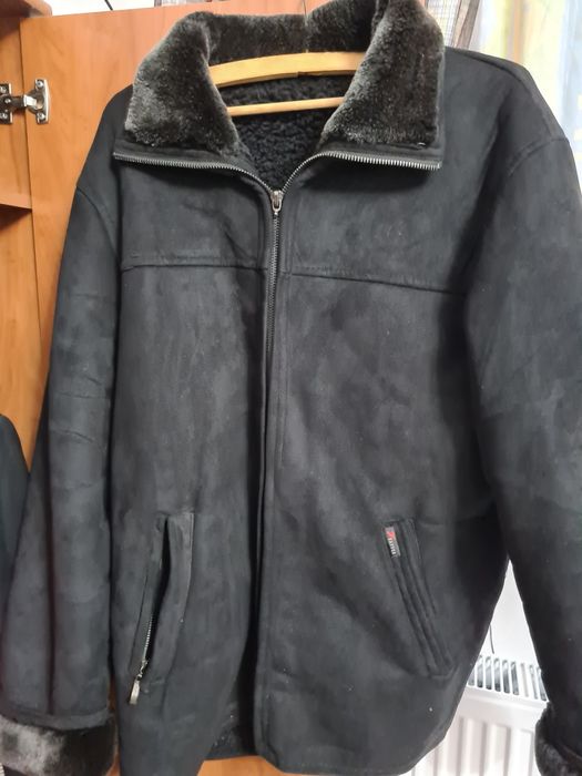 Se vând 2 cojoace unul piele naturala și celalalt sintetic