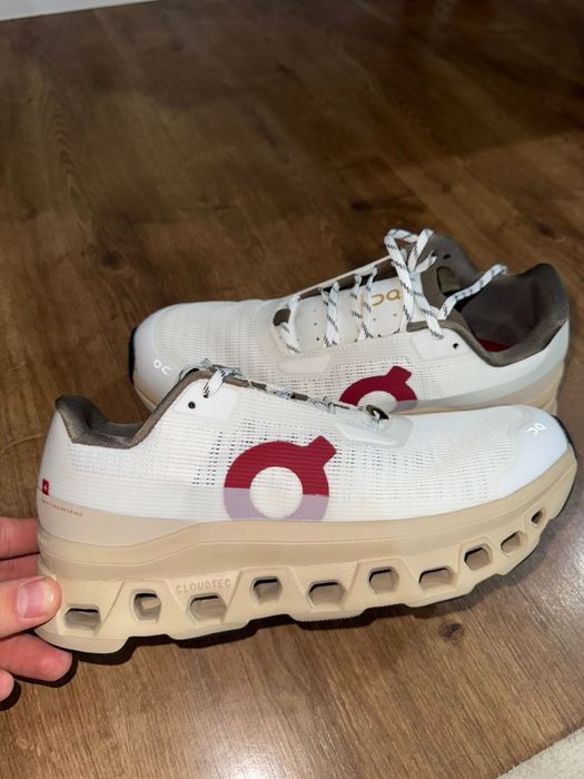 Продам новые кроссовки