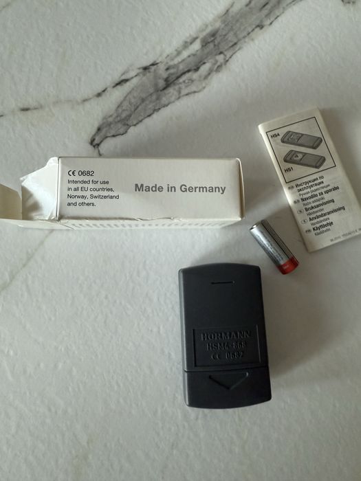 Продавам дистанционно за гаражна врата Hörmann HSM4-868