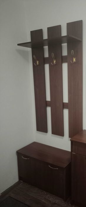 Продам вешалку в прихожую