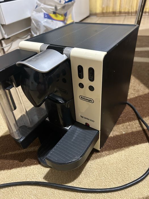 Кафе машина с капсули Delonghi nespresso