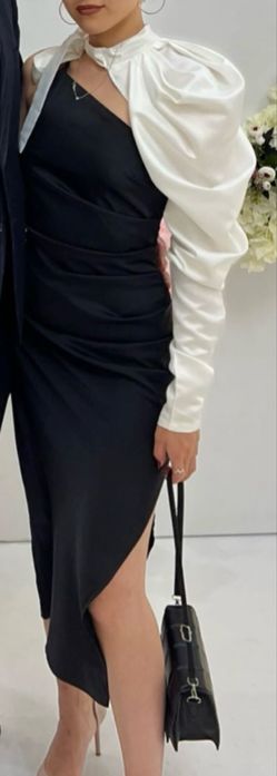 Черное платье со съемным рукавом