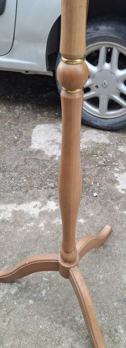 Висока лампа за 3 крушки с абажур (който липсва)