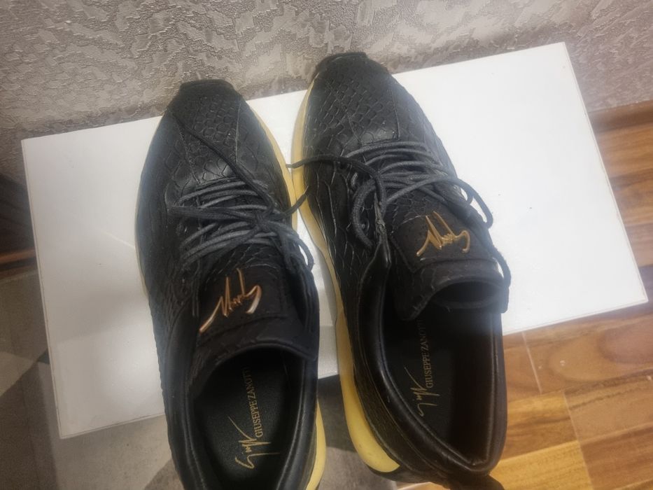 Продаются зимние крассовки.покупались за 150 долларов