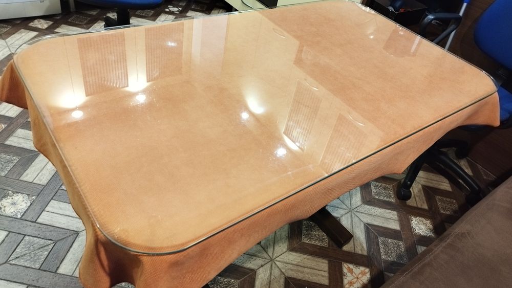 Плот за маса с покривка  и стъкло