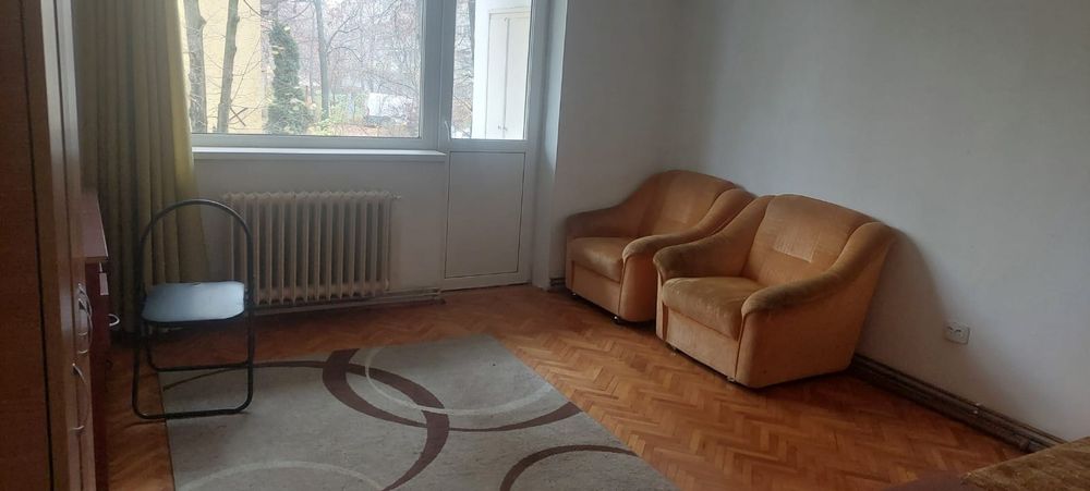 Apartament cu 3 camere de închiriat