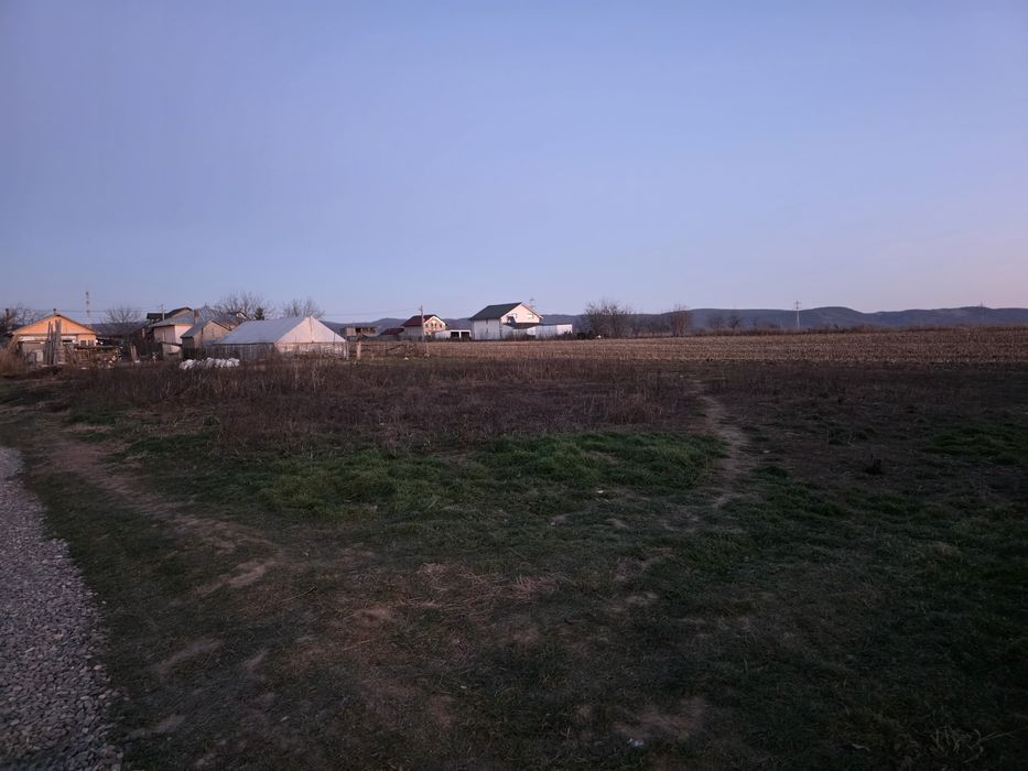 Vând teren intravilan 1137 mp cu deschidere de  42 metri