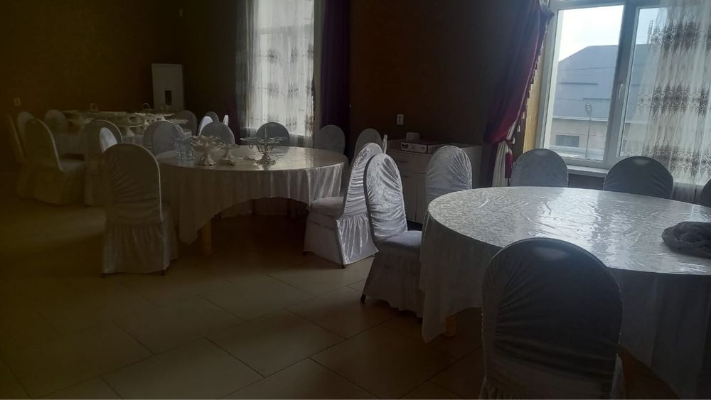 Банкетный стол и стулья