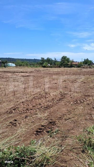 Teren intravilan 2.531 mp, dubla deschidere 2 strazi, utilitati, zona