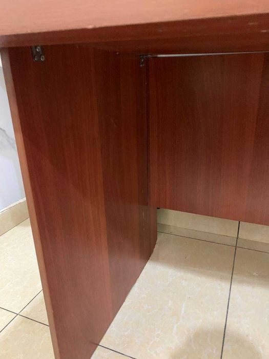 Большой офисный письменный стол в хорошем состоянии