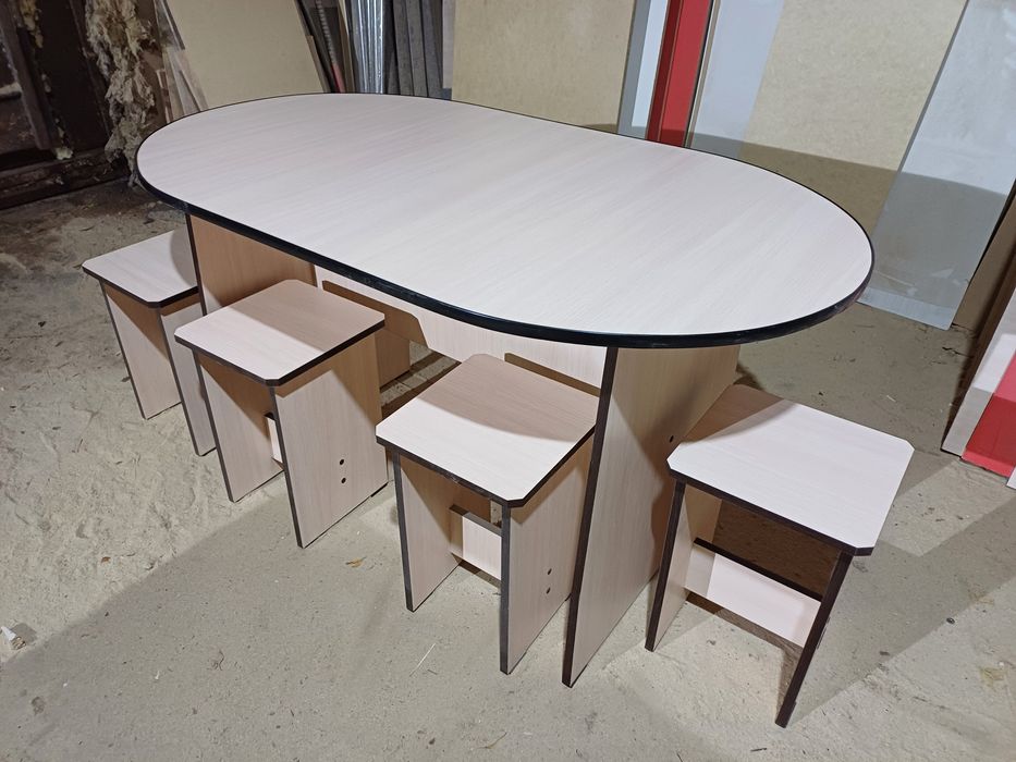 Стол и 4 табурета.