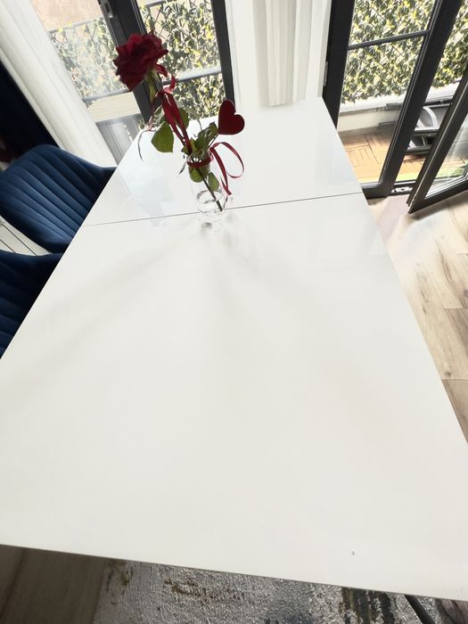 Бяла разтегателна маса за хранене гланцирана