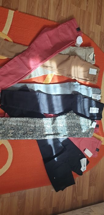 Blugi, rochii, geci, marimi regasite  XS, S, M si L.