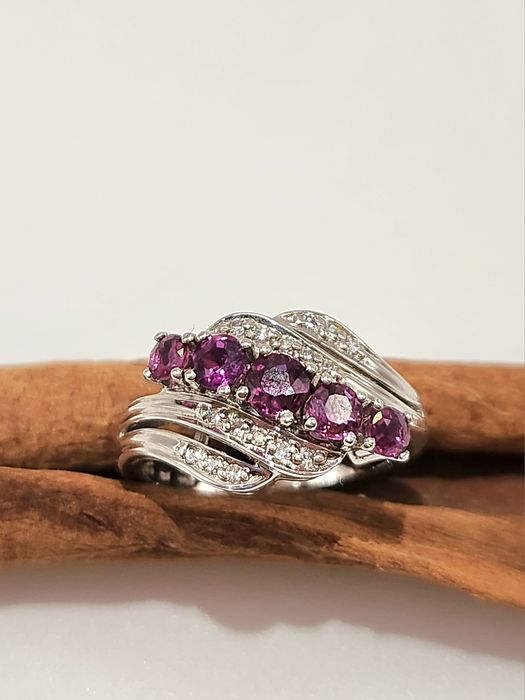 Inel cu diamante si rubine
