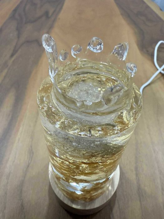 Авангардна декоративна лампа с монета от 1 лев във водата