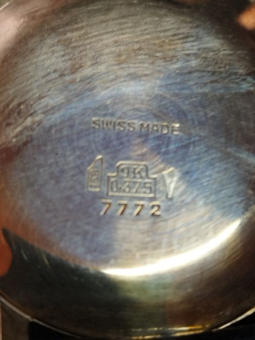 Продам золотые часы.