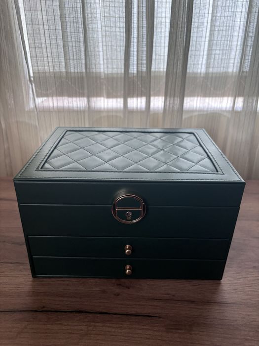 Чисто нова кутия за бижута и аксесоари