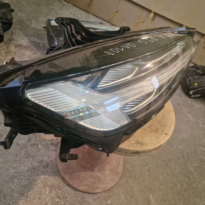 Volvo S60 V60  2021 десен фар