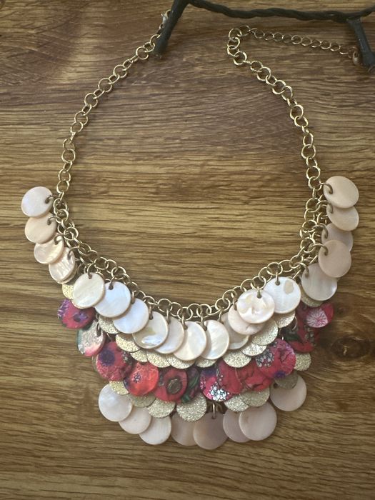 Оригинално перленоколие в бяло златисто и корал. за Новогодишен по