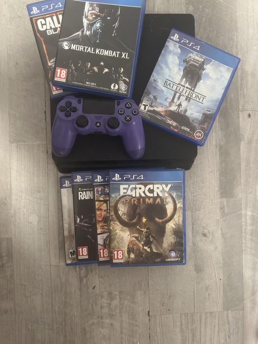 PS4 slim + 2 джойстика +  psn акаунти + ps plus + playstation суитшърт