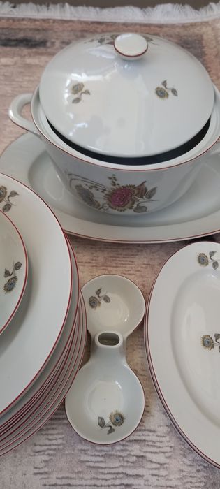 Порцеланов сервиз със супник