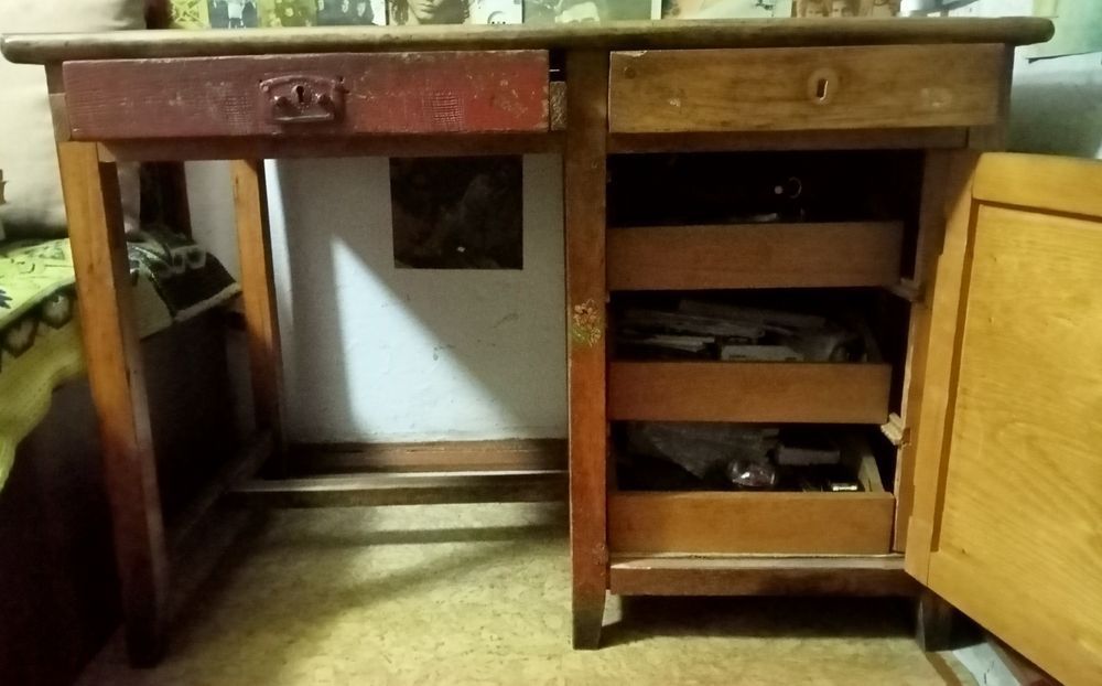 Письменный стол с тумбой