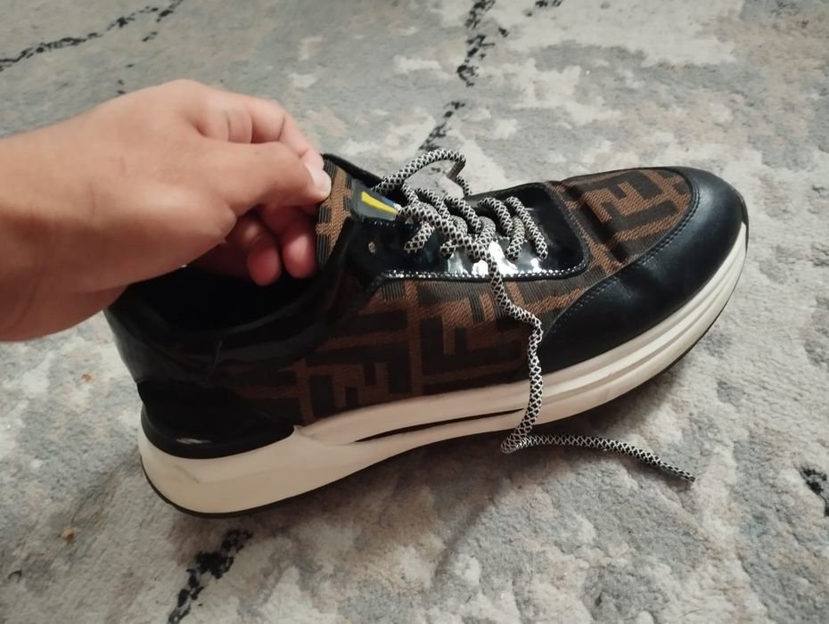 Продам кроссовки Fendi